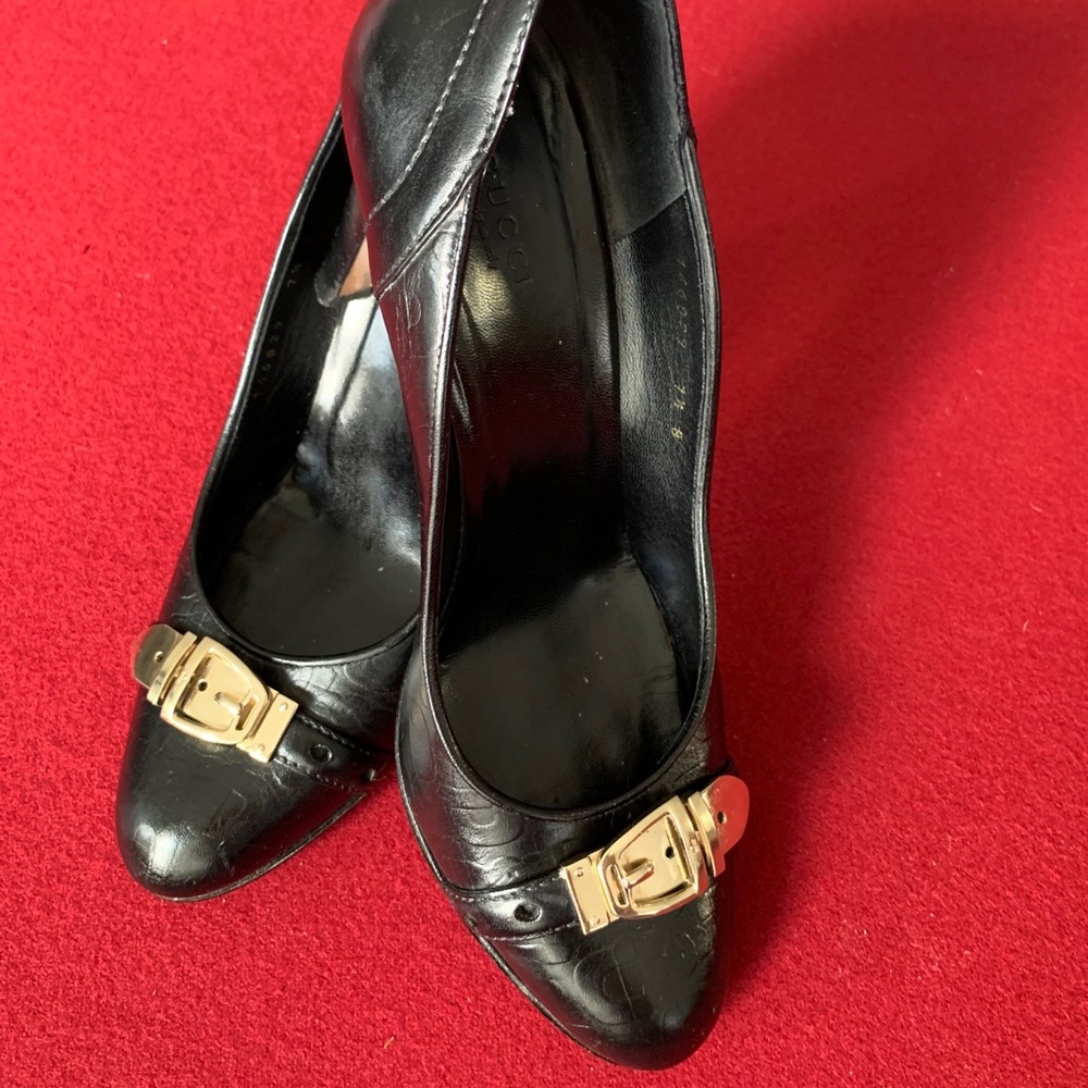Gucci black & gol accent 37.5